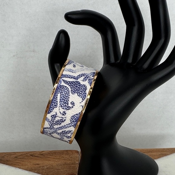 Vintage Estate Blue and White Chinoiserie Leather Open Cuff Bracelet lot C52 - Picture 1 of 8